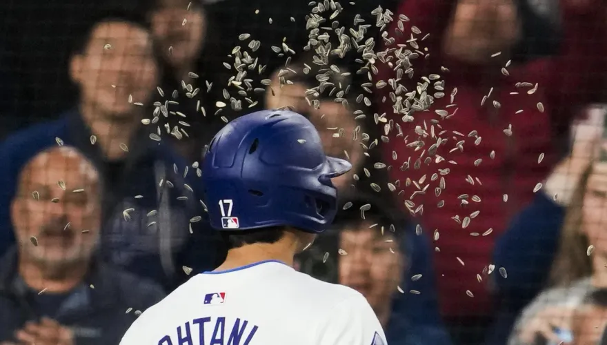 影/大谷翔平敲加盟道奇首轟！　拿三樣東西給女球迷換回來