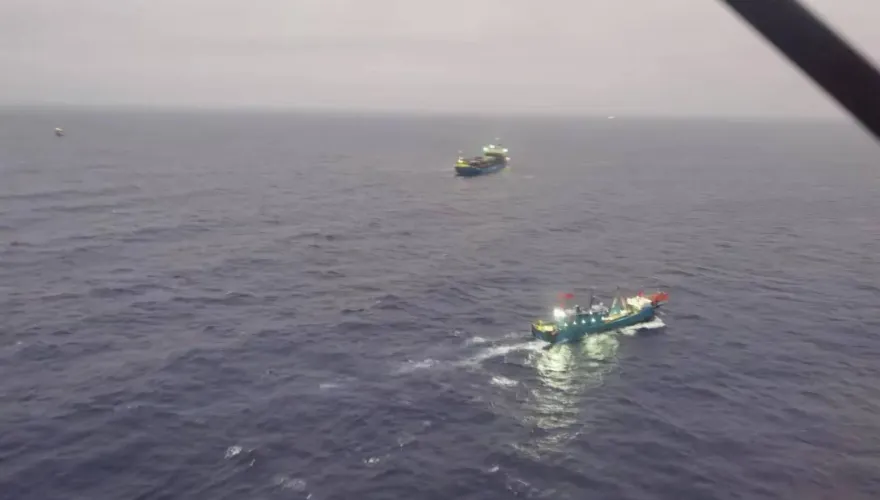 影/撞上貨櫃船！大陸漁船海南外海翻覆　8人落海生死未卜