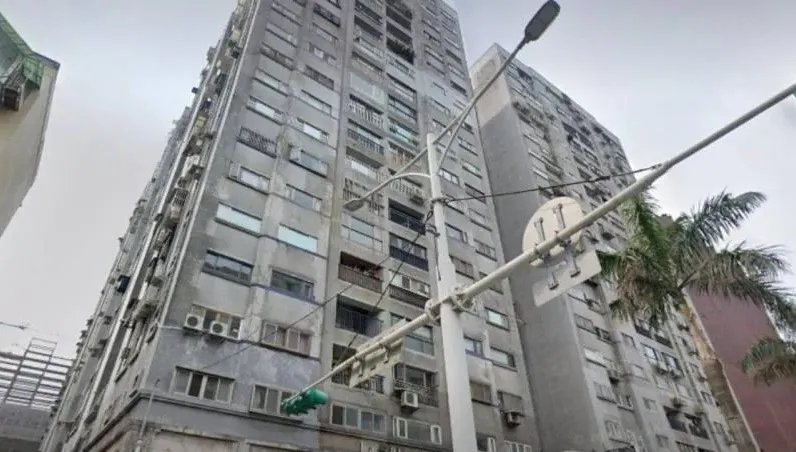 7.2強震撼全台/外牆龜裂嚴重！　北市松山建成花園遭貼限期補強「黃單」
