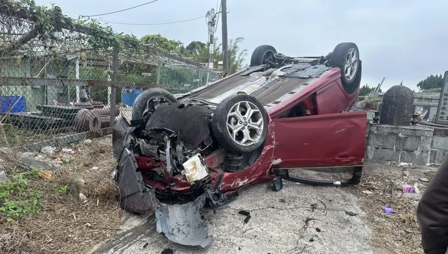 新北五股公墓翻車車禍　自小客4輪朝天警到場找嘸駕駛