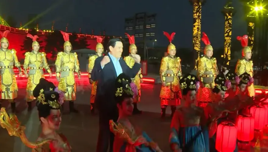 馬英九造訪西安城牆　遇古裝演員一起大合照妙問：哪個朝代的？