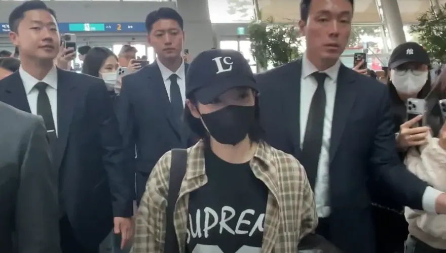 快訊/憂歌單外洩！IU彩排歌迷竟場外直播　寬姊「穿拖鞋」霸氣勸離