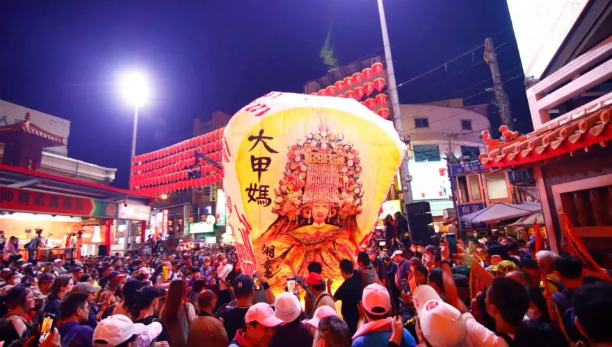 大甲媽遶境/替花蓮祈福！晚間起駕人潮湧進20萬　廟方斥資500萬供免費膳食