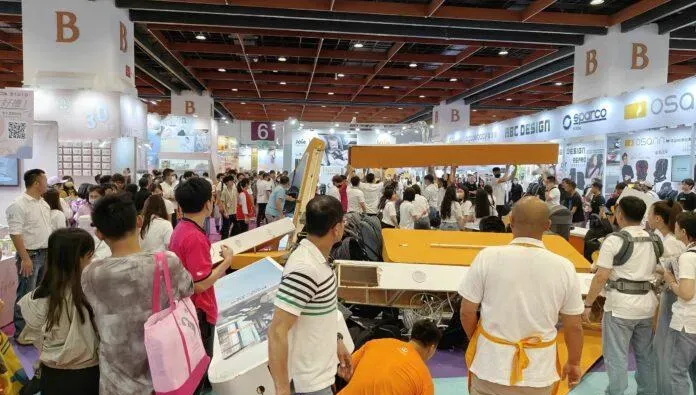 快訊/禍從天降！台北婦幼展攤位裝潢倒塌　「木板掉落」砸傷2女頭部