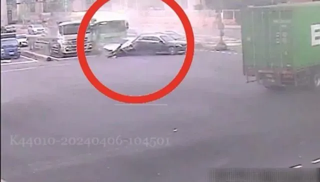 快訊/奪命瞬間曝！台北港聯結車撞7車嚴重車禍　婦人「雙腿斷肢」送醫不治