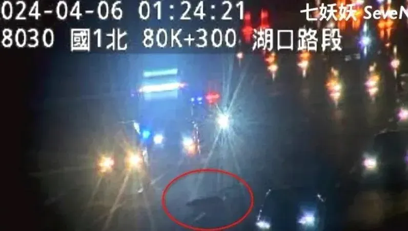 影/疑跟司機吵架跑下車！國道湖口段離奇車禍　他徒步跨越車道慘被5車撞碎