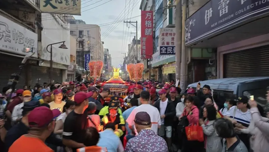 大甲媽遶境進香/媽祖顯靈！5歲男童走失摸娘傘　下秒父子團聚