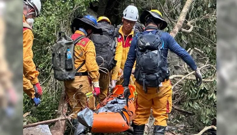 快訊/砂卡礑步尋獲21歲胡女遺體　搜救人員協力運抵殯儀館相驗