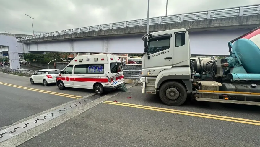 影/救人到一半慘變傷患！救護車出勤遭混凝土車追撞　變夾心餅乾4人送醫