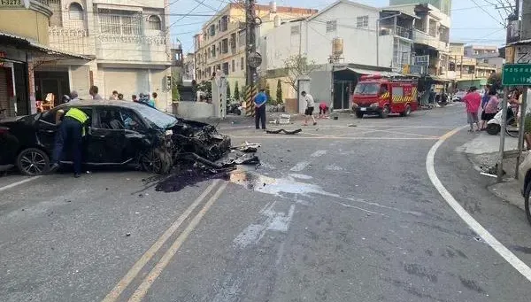 高雄橋頭超狂駕駛開車PK透天厝！車頭全毀、前擋玻璃碎成蜘蛛網