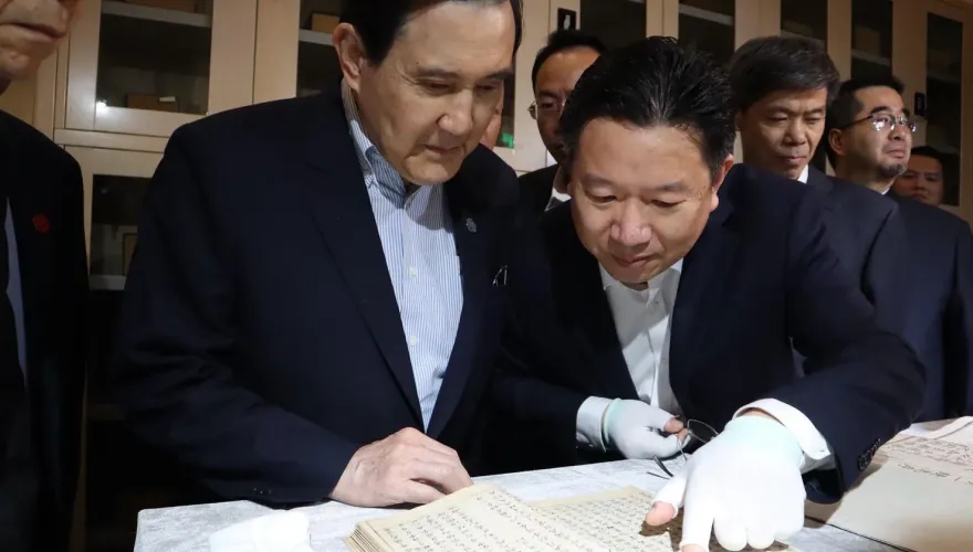 馬英九參訪西安國家版本館看到明代《使琉球錄》：證明「釣魚台不屬於琉球」