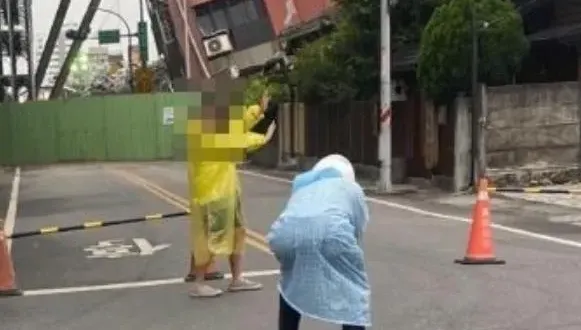 7.2強震撼全台/太離譜！女子把「傾斜天王星大樓」當網美景點　花蓮人怒轟：下20層地獄