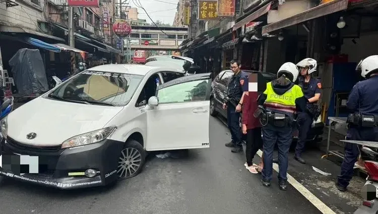 打魚兼吸毒？基隆崁仔頂魚市轎車違規拒檢　警開槍逮人起出大size魚槍、毒品