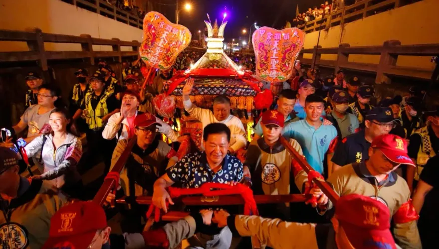 大甲媽遶境進香/午夜場來了！凌晨1:30通過民生地下道　民眾拍手歡呼：我愛大甲媽