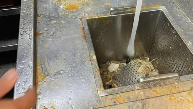 「初瓦、嚮辣」疑食物中毒7人送醫！廚房噁照曝　王品集團回應了