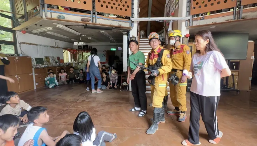 7.2強震撼全台/影/西寶國小59師生受困　3輛中巴挺進災區全救出