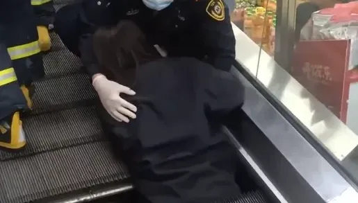 影/滬超市手扶梯驚傳「吃人」！女子「下半身遭捲入」皮肉分離尖叫求救
