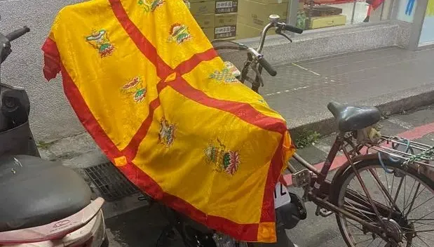 路邊機車覆蓋「往生被」！網虧不怕被移車　行家解答了