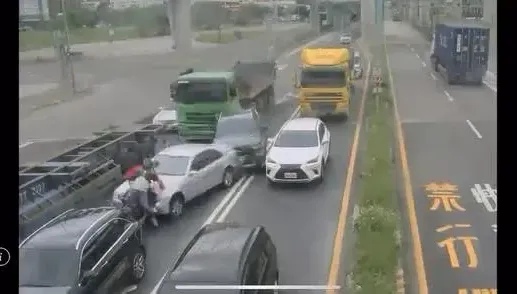 影/台北港奪命畫面直擊！重機夫妻出遊　聯結車「打保齡球」撞死後座妻