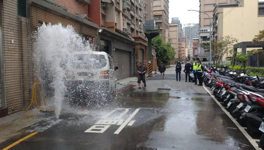 影/為了接一通電話！蘆洲男撞斷消防栓　水柱噴出1樓高