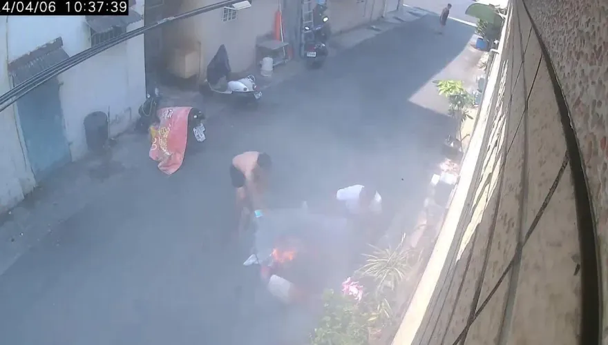 影/高雄電動自行車「沒充電」卻燒起來！火舌瞬間噴竄　爆炸畫面曝