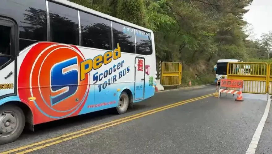 7.2強震撼全台/「最美小學」50受困師生搭遊覽車撤離！小朋友：有兒童節禮物就不害怕