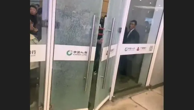 清明收假杭州車站擠爆「險釀踩踏」　乘客破門自救鐵路局致歉