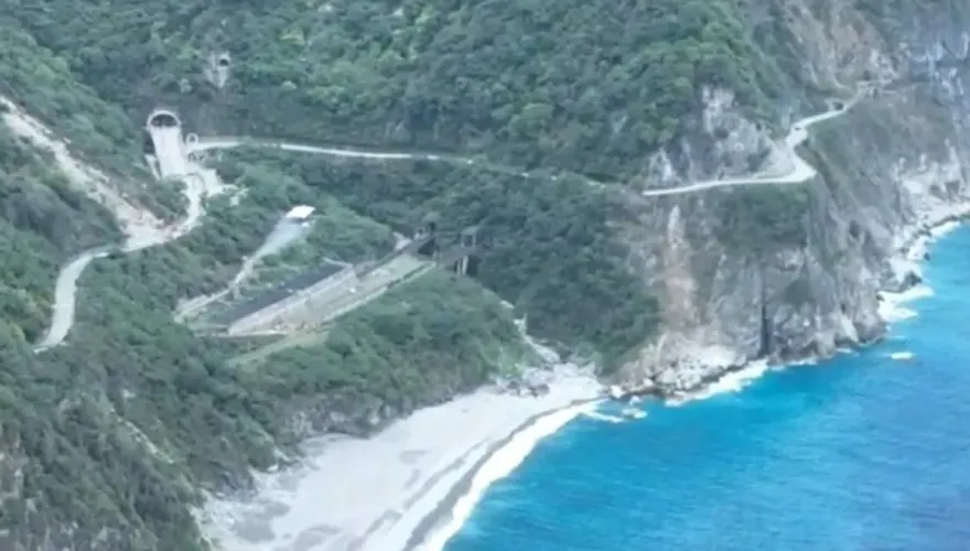 7.2強震撼全台/心痛！蘇花公路空拍畫面「山河破碎」　一旁藍海訴憂傷