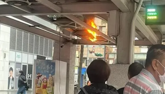 基隆二信循環站突竄烈焰！民眾嚇歪「公車等到一半火花掉下來」