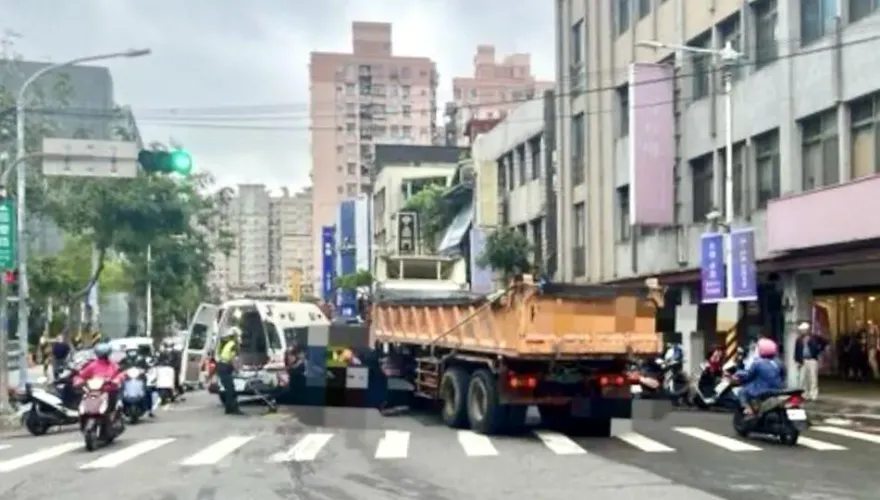 快訊/新北板橋單車遭砂石車輾過　騎士無生命徵象命危送醫