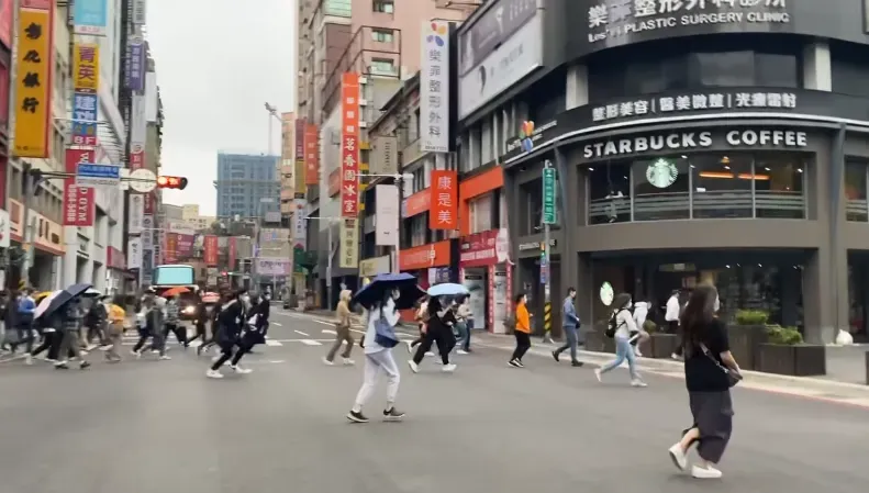 影/新北板橋爆逃難潮！網見大批民眾狂奔嚇喊：要跟著跑嗎？