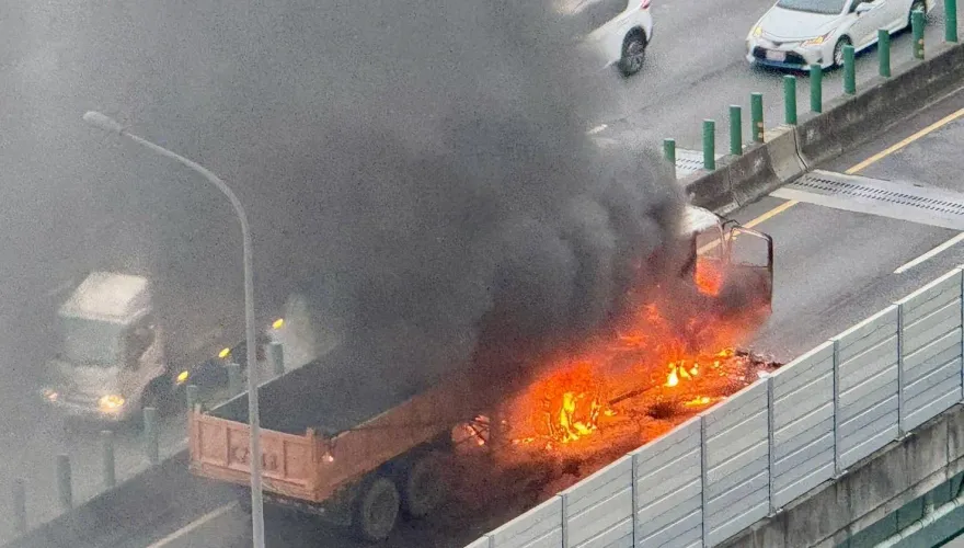 快訊/起火瞬間曝！新北台65線火燒車　砂石車自燃車頭陷火海無人傷