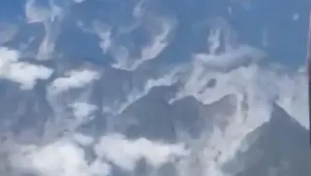 7.2強震撼全台/真正空拍影片！山體「瞬間崩塌」　大量煙塵淹沒群山