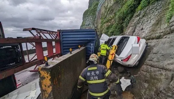 快訊/台2線嚴重車禍！大貨車翻覆撞擊2車　賓士被撞到夾山壁釀3傷