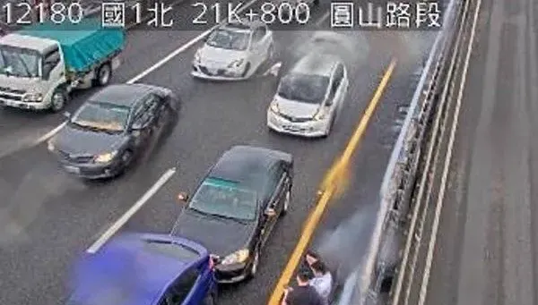 快訊/五楊高架北向圓山段「3車追撞」 ！　佔用內線車道用路人請注意