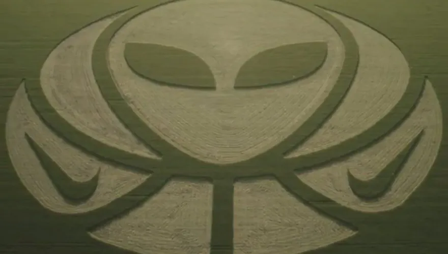 影/驚見神秘麥田圈！答案曝光　原來是文班亞馬專屬的NIKE LOGO