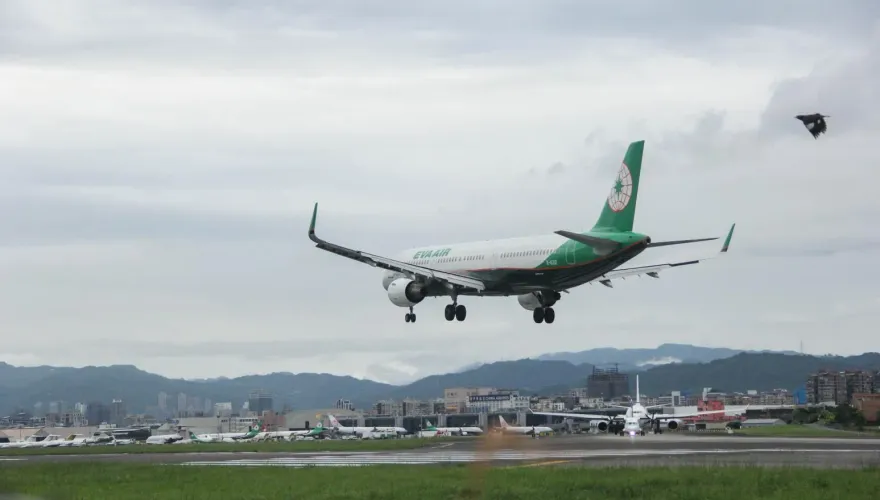 長榮航空班機松山飛上海空橋、機體遭雷擊　逾200乘客被迫下機