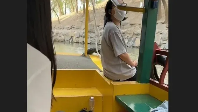影/噁！圓明園遊湖船搭到一半...她竟脫鞋泡腳　狂嗆：我富二代怎樣
