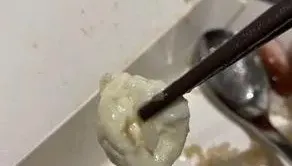 超噁心！新莊知名燒臘吃到「咬過的口香糖」　店家：會負起責任