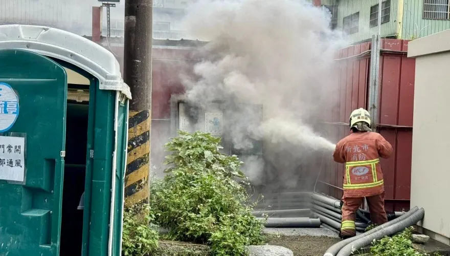 新北土城產業園區變電箱起火　爆炸聲不斷濃煙狂竄幸無人傷