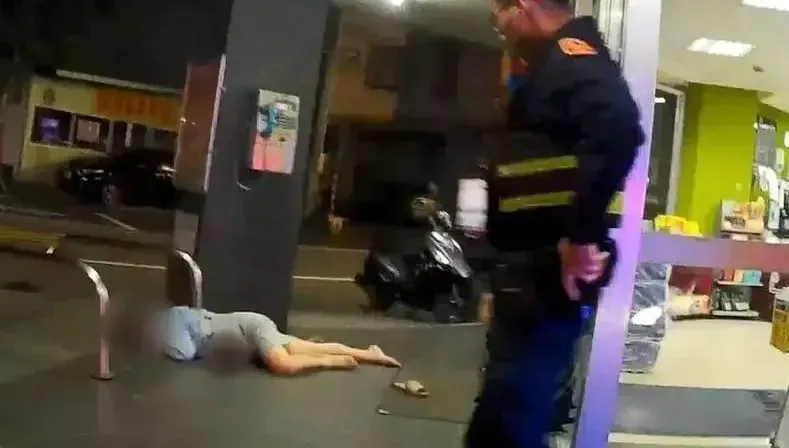 桃園女凌晨爛醉「倒臥超商外騎樓」！警引導座椅休息...離去又跌落稻田