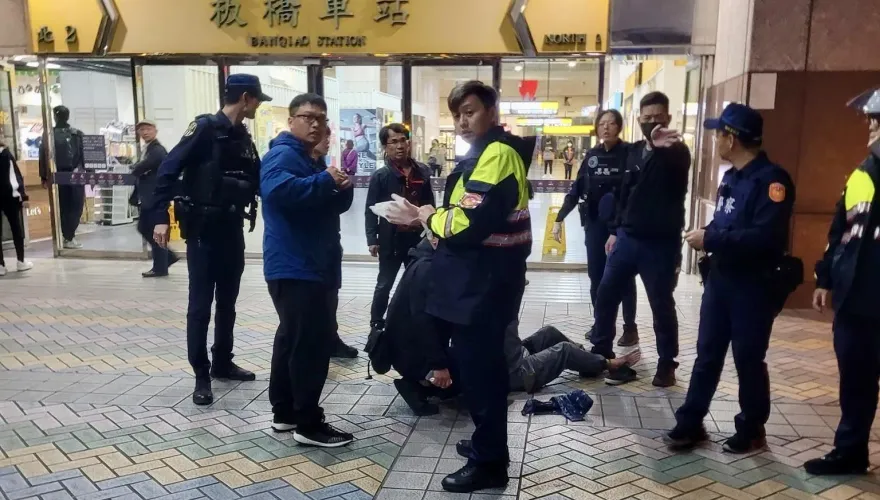 快訊/通緝男板橋車站前拒捕襲警　2警遭持刀砍傷濺血