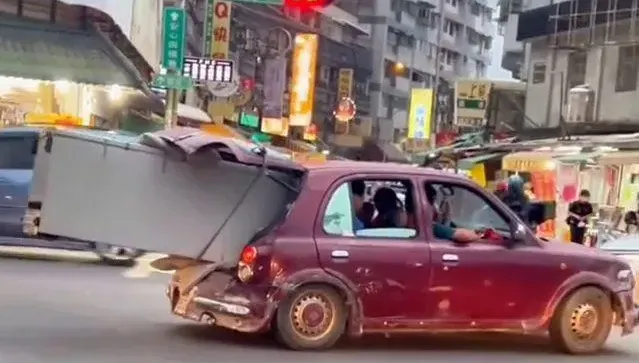 影/正港運「冰」車！屏東街頭驚見超狂小March硬吞大冰箱「快比車身長」