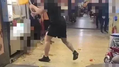 影/寧夏夜市全武行！懷疑隔壁店家檢舉　燒烤攤狂砸冰店櫃檯出氣