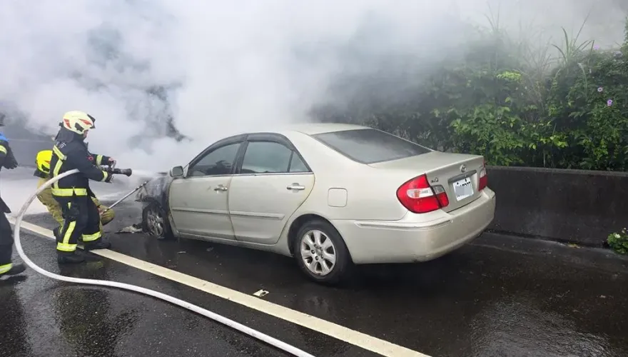 快訊/台62火燒車…消防卻找不到駕駛！他脫困搭小黃閃人　目的地曝光