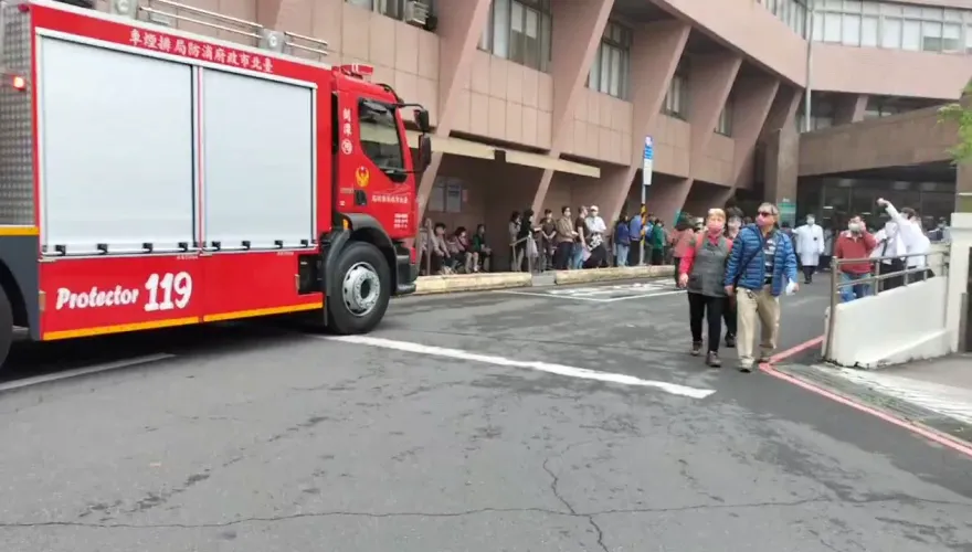 快訊/陽明醫院驚傳火警！疑「B1機房起火」醫護、民眾紛撤出　火勢已控制