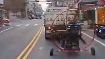 影/把大馬路當起飛跑道？台中霧峰男子爽開「沒翅膀飛機」大街趴趴走