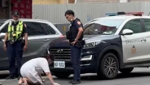 影/大人啊我祝你長命百歲！陸配違停被開單　竟下跪磕頭咒阿sir