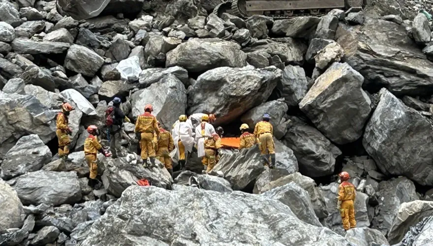 7.2強震撼全台/3台怪手填土鋪路　砂卡礑步道0.5k父女遺體打包陸續救出