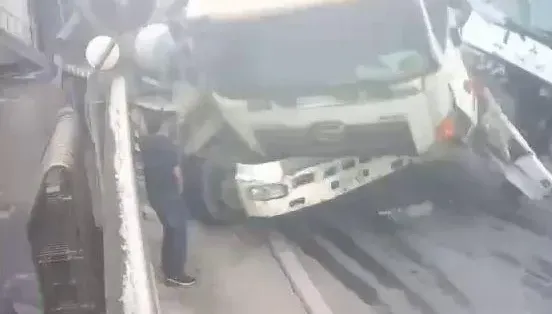 影/命超大！他慘遭水泥車幾近「零死角」輾壓　竟毫髮無傷走出